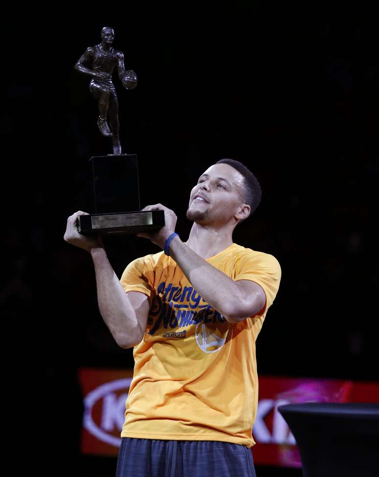 Stephen Curry exibe prêmio de MVP da temporada à torcida no Oracle Arena