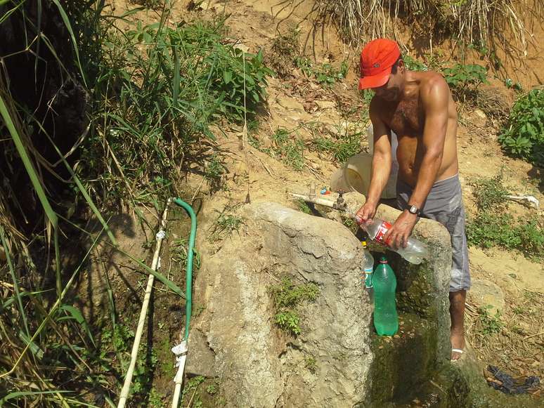 Sem a infraestrutura necess&aacute;ria para levar &aacute;gua at&eacute; suas resid&ecirc;ncias, os moradores do Engenh&atilde;o precisam caminhar bastante at&eacute; bicas de onde pegam &aacute;gua n&atilde;o pot&aacute;vel, como faz o morador Jos&eacute; Lu&iacute;s Concei&ccedil;&atilde;o