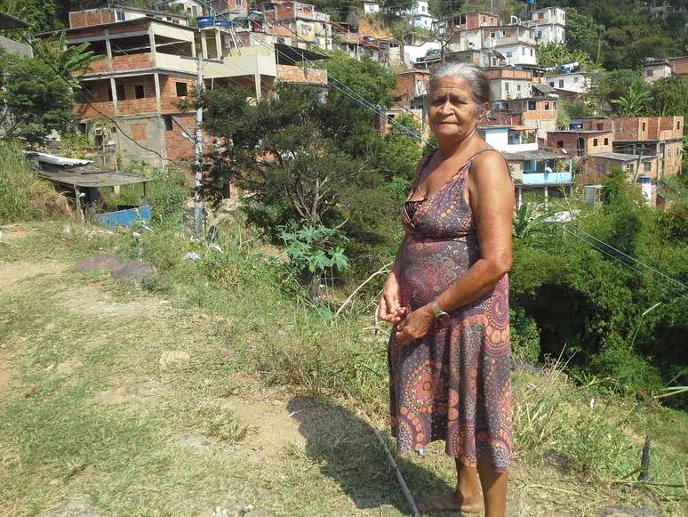Dona Rita espera há 50 anos pela chegada de água tratada em sua residência, no Engenho de Dentro. E não foi com a realização de um grande evento como a Olimpíada que isso  pode ser viabilizado