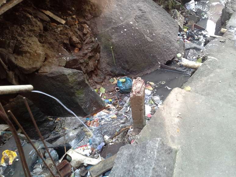 Moradores do Engenho de Dentro relatam promessas de pol&iacute;ticos por melhores no bairro com a realiza&ccedil;&atilde;o de eventos dos Jogos Ol&iacute;mpicos na cidade. Mas, a menos de 3 meses da competi&ccedil;&atilde;o, o que se v&ecirc; s&atilde;o &aacute;reas com esgoto a c&eacute;u aberto e falta de &aacute;gua tratada nas resid&ecirc;ncias
