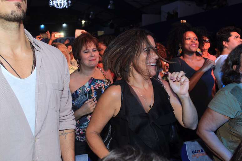 A atriz mostrou que tem samba no pé durante o show de Orlando Morais, que aconteceu na última quarta (11), no RJ