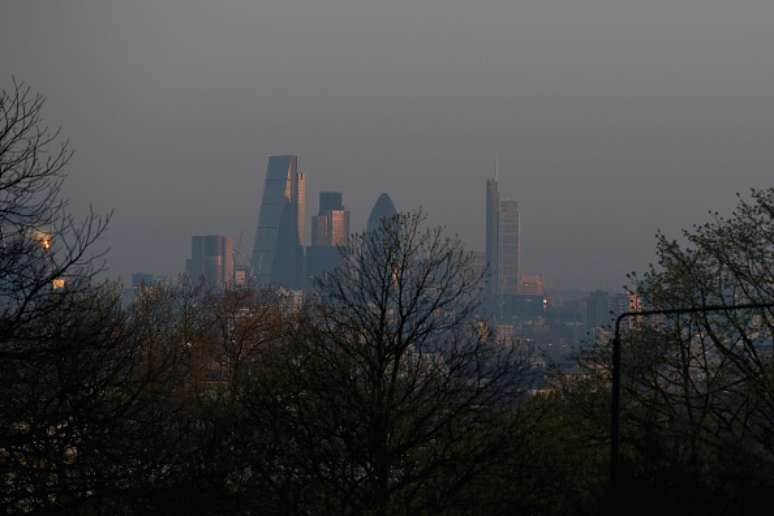Névoa de poluição do ar paira sobre o horizonte de Londres