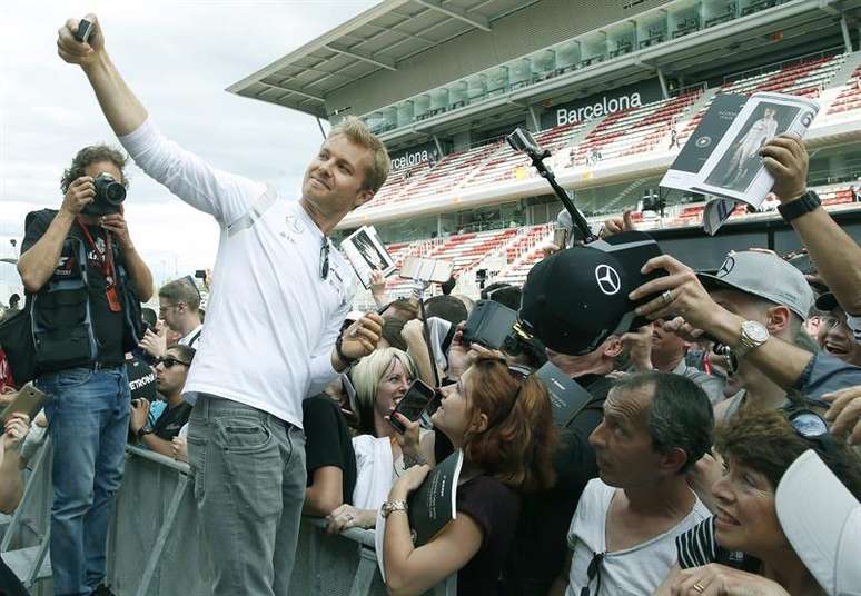 Nico Rosberg, piloto alemão da Mercedes, faz selfie com fãs durante tradicional sessão de autógrafos nos treinos livres para o GP de Espanha de Fórmula 1.