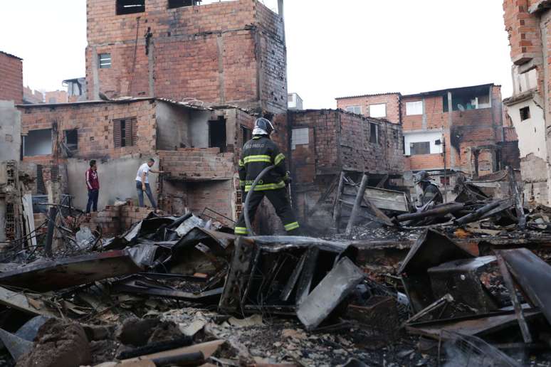 Rescaldo do incêndio na Favela do Paraisópolis na Zona Sul de São Paulo, SP, neste domingo (15).