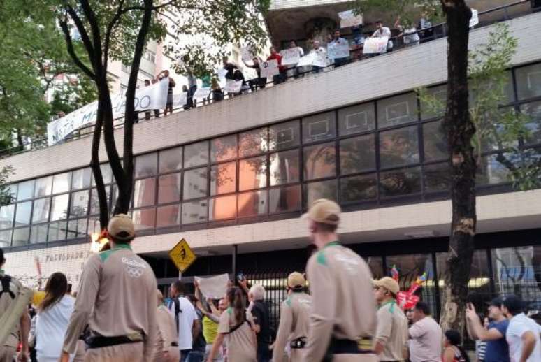 No centro de BH, estudantes da Faculdade de Direito da UFMG recebem a passagem da tocha com cartazes contra impeachment de Dilma Rousseff 