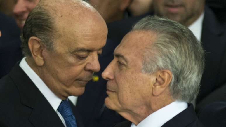 O ministro José Serra (à esq.) conversa com o presidente interino da República, Michel Temer