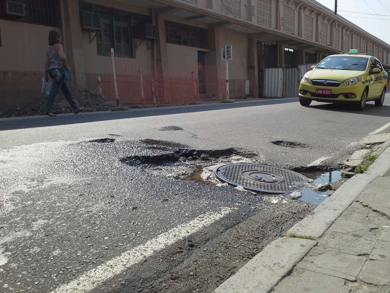 Já a rua Amaro Cavalcanti, que não fica tão próxima do estádio, não recebeu nenhuma melhoria e apresenta asfalto com buracos