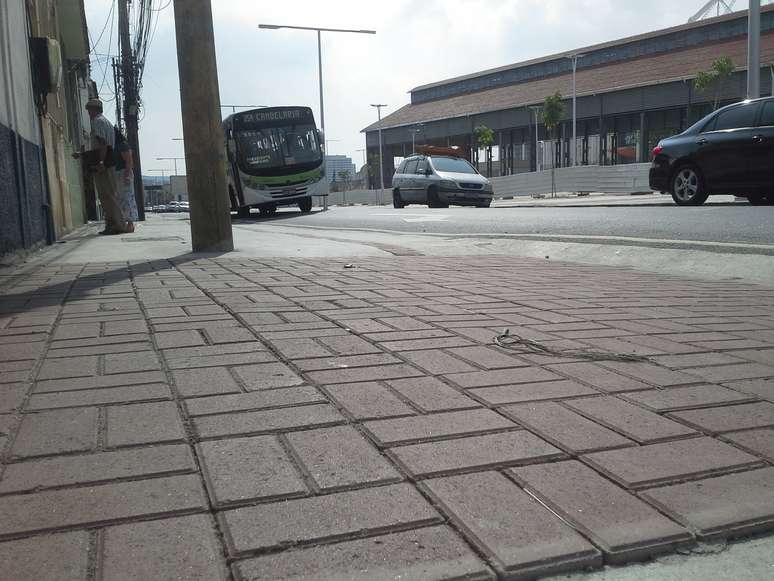 A rua José dos Reis, no entorno do estádio do Engenhão, apresenta nova pavimentação