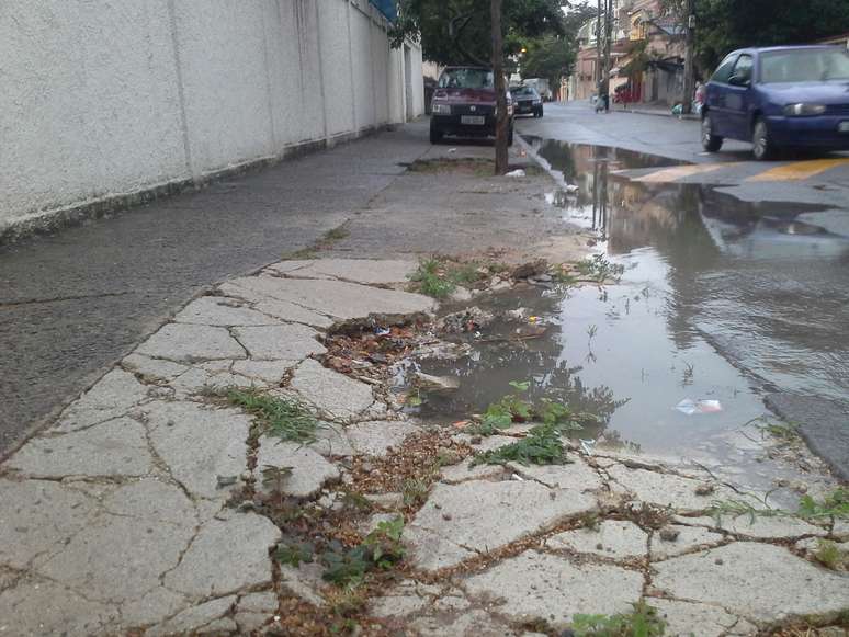Acúmulo de água parada em buraco da rua Monsenhor Jerônimo irrita moradores do Engenho de Dentro