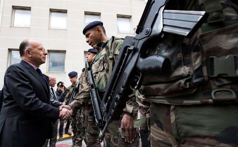 O ministro do Interior da França saúda militares da operação antiterror Sentinelle em Cannes