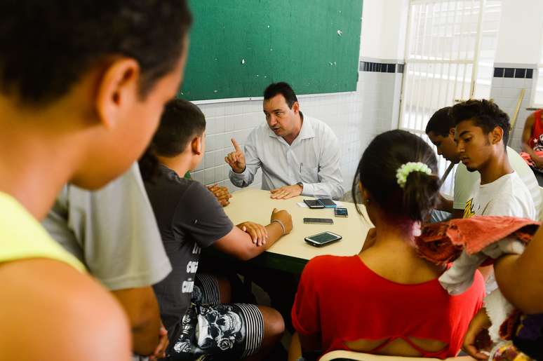 Chefe de gabinete da Secretaria de Estado de Educação (Seeduc), Caio Castro Lima, conversa com estudantes que ocupam o Colégio Estadual Prefeito Mendes de Moraes, na Ilha do Governador