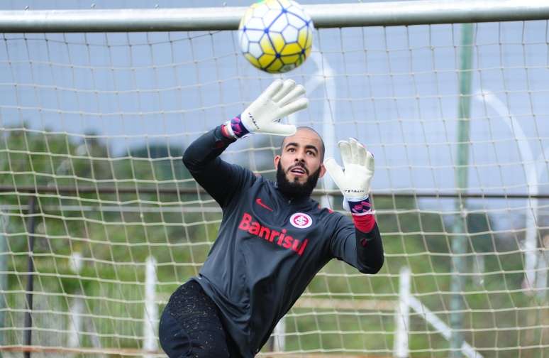 Goleiro ex-Sport assinou com o Colorado até maio de 2020