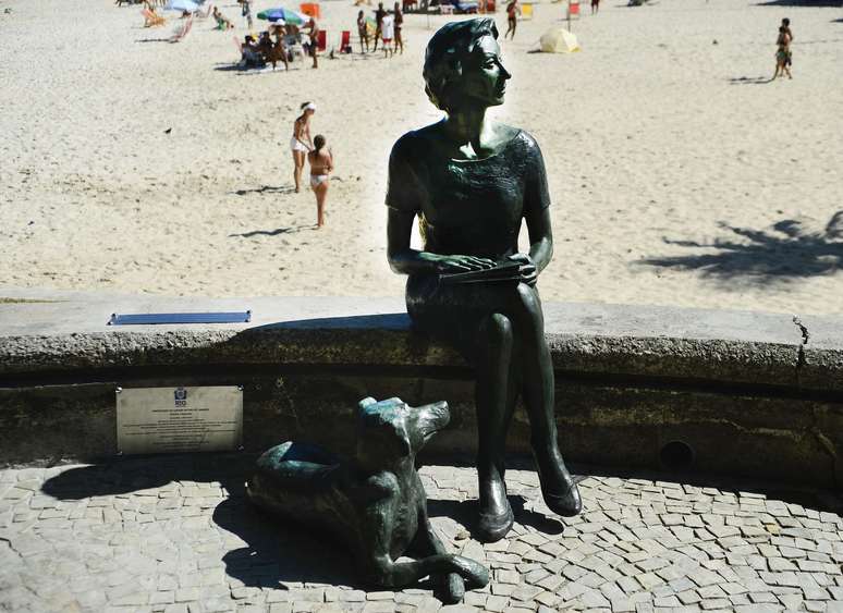 Estátua da escritora Clarice Lispector e seu cão Ulisses, na pedra do Leme, no Rio de Janeiro