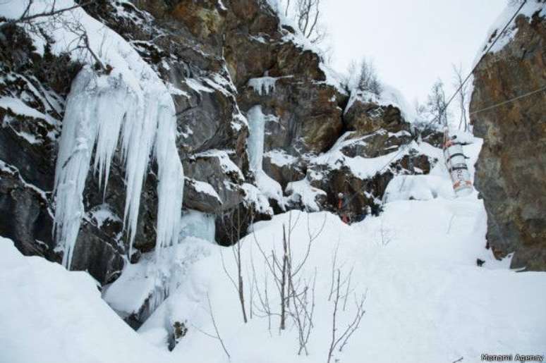 Nesta ladeira congelada fica a sa&iacute;da das grutas 