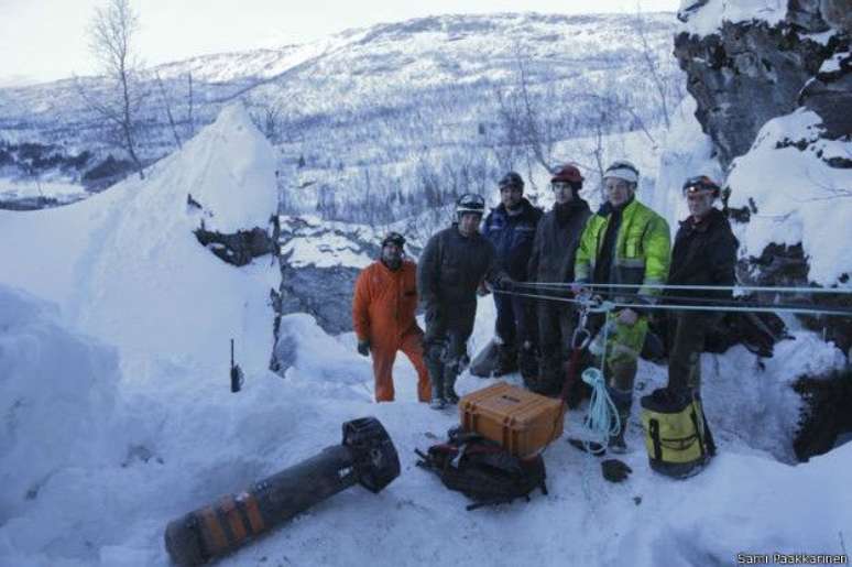 A equipe completa de resgate tinha 27 pessoas - algumas delas aparecem na imagem
