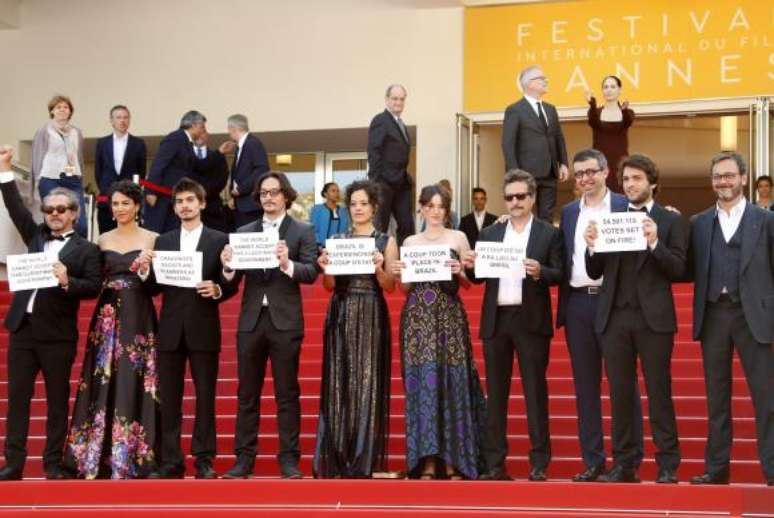 Equipe do filme Aquarius, dirigido pelo brasileiro Kleber Mendonça Filho, protesta no tapete vermelho do Festival de Cinema de Cannes