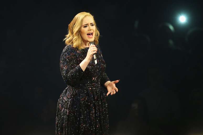 Adele ficou incomodada com fã que gravava seu show em Verona