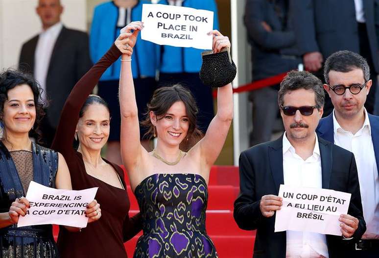 Equipe de filme brasileiro faz protesto em Cannes em defesa da