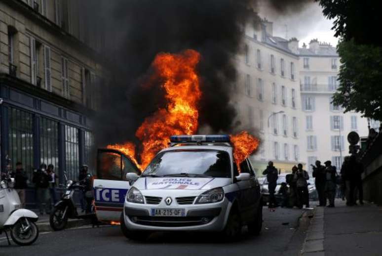 Manifestantes incendiaram um carro da polícia durante confronto em um protesto contra a violência policial. A França passa por uma semana de manifestações contra a reforma trabalhista que está em andamento no país. 