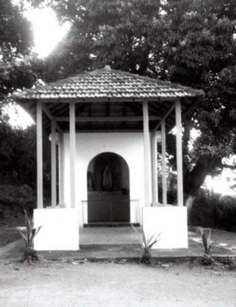 Registro fotográfico da Capela Nossa Senhora de Fátima quando intacta, décadas atrás (imagem do livro "Rio Antigo Hoje - Região do Grande Méier")