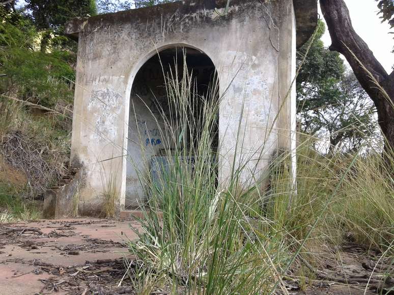 Paredes semidestruídas e mato alto simbolizam o descaso com a Capelinha de Nossa Senhora de Fátima