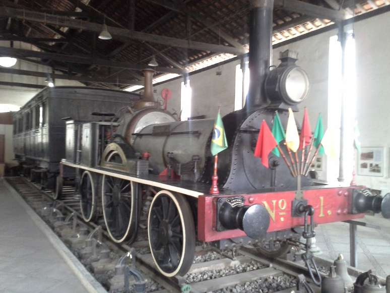 O Museu do Trem abriga, entre outras relíquias, a primeira locomotiva a trafegar no Brasil (A Baroneza) 
