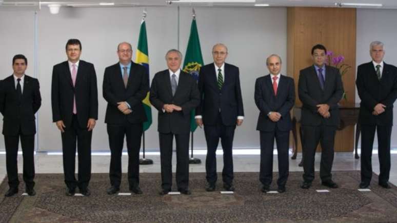 Equipe econômica: (da esq. para dir.) secretário do Tesouro Nacional Otavio Ladeira, secretário de Política Econômica Carlos Hamilton, presidente do Banco Central Ilan Goldfajn, presidente Temer, ministro da Fazenda Henrique Meirelles, secretário executivo Tarcisio Godoi, secretário de Acompanhamento Econômico Mansueto Almeida e secretário da Receita Federal Jorge Rachid