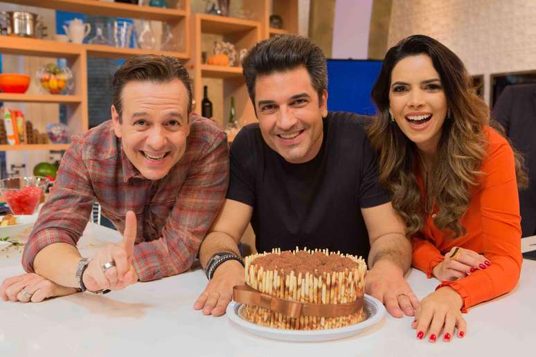 Os amigos de trabalho Celso Zucatelli e Mariana Leão também comemoraram com o apresentador durante o programa 'Melhor Pra Você' desta quarta (18)