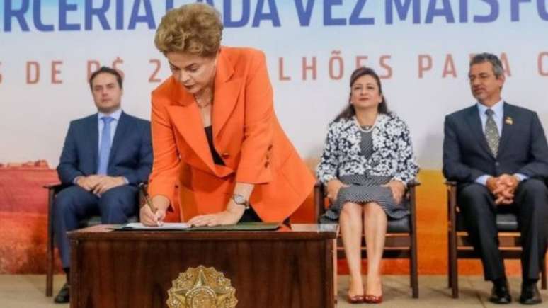Temer é acusado de ter assinado decretos semelhantes aos usados contra Dilma