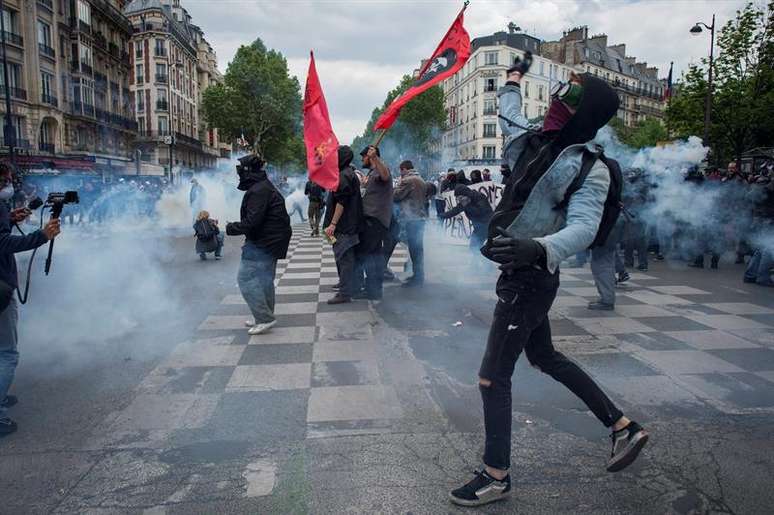 Manifestantes enfrentam a polícia durante protesto contra a reforma trabalhista