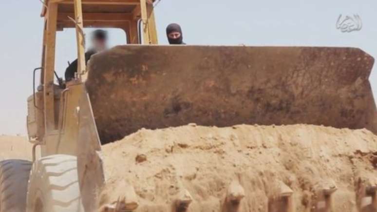 O Estado Islâmico divulgou vídeo em junho de 2014 de militantes demolindo um posto de fronteira entre Síria e Iraque 