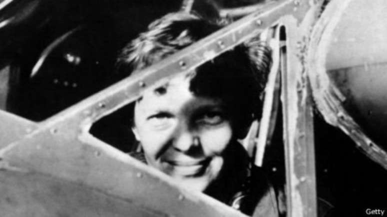 Amelia Earhart tentava dar a volta ao mundo quando desapareceu sobre o Pac&iacute;fico