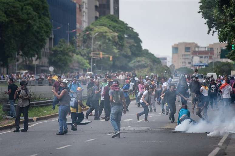 Manifestantes contrários ao governo de Nicolás Maduro realizam protestos na Venezuela