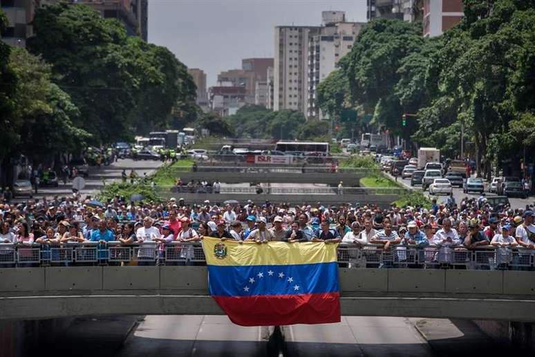 Manifestantes contrários ao governo de Nicolás Maduro realizam protestos na Venezuela