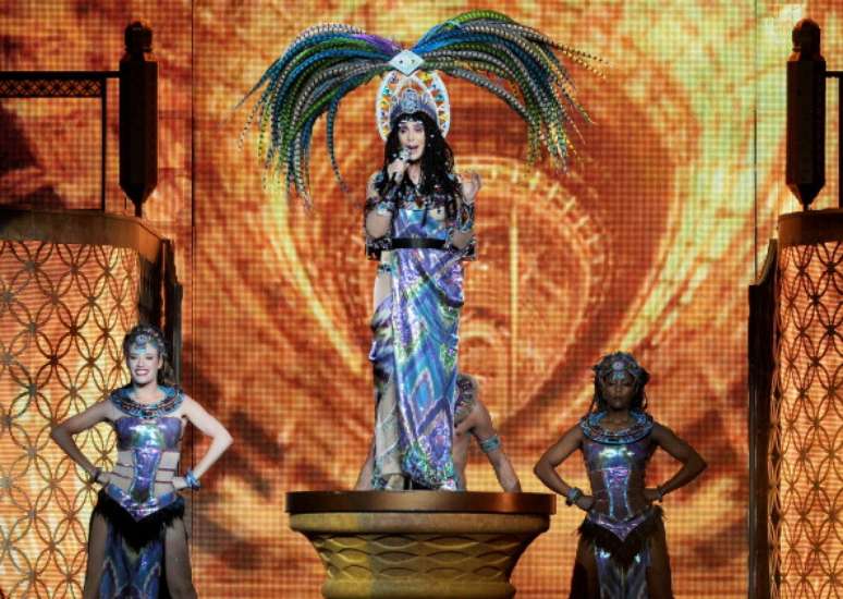 Performance de Cher durante o show da turnê &#039;Dressed 2 Kill&#039; no Staples Center, em Los angeles, em 2014