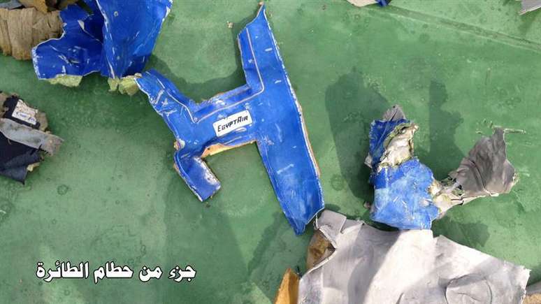 Objetos recolhidos por equipes de busca podem ser destroços do avião da Egyptair