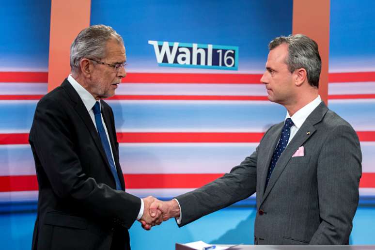 Os candidatos à presidência da Áustria, Norbert Hofer (dir.) e Alexander Van der Bellen (esq.)