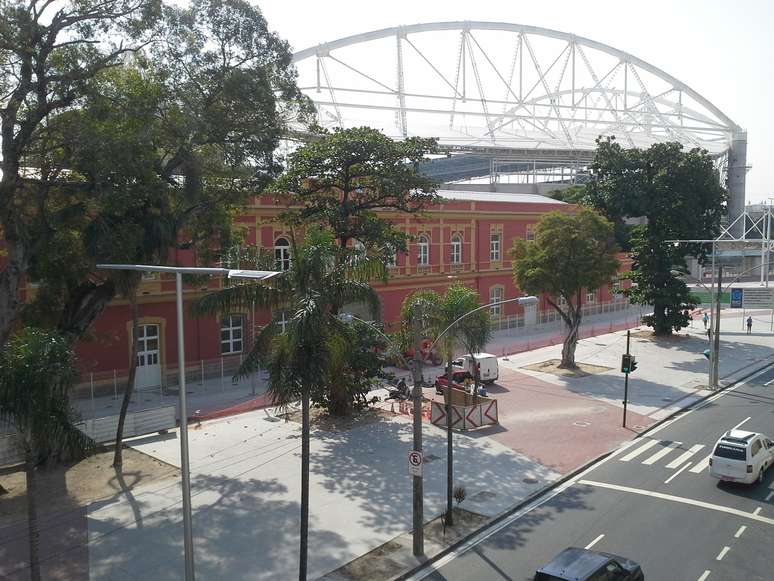 Moradores do Engenho de Dentro, bairro que abriga o estádio olímpico, esperavam ver concretizadas as promessas feitas pela Prefeitura de trazer benefícios permanentes com a realização do evento, mas, às vésperas  desse, a população ainda se queixa de inúmeros problemas