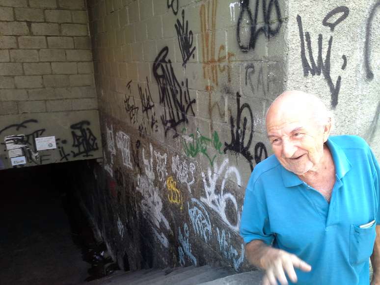 Rubens Viana, 82, aposentado, diz ter medo de passar pela passagem sob a linha do trem, a menos de 100 metros do Engenhão