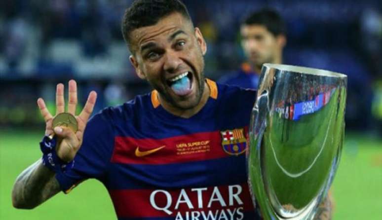 Daniel Alves ganhou 32 títulos (não consideramos a Copa da Audi)