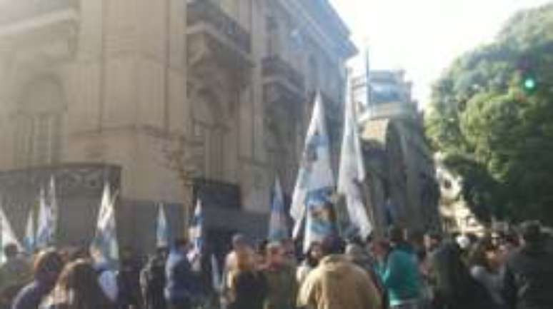 Manifestantes protestaram contra Serra em frente ao Palácio San Martín