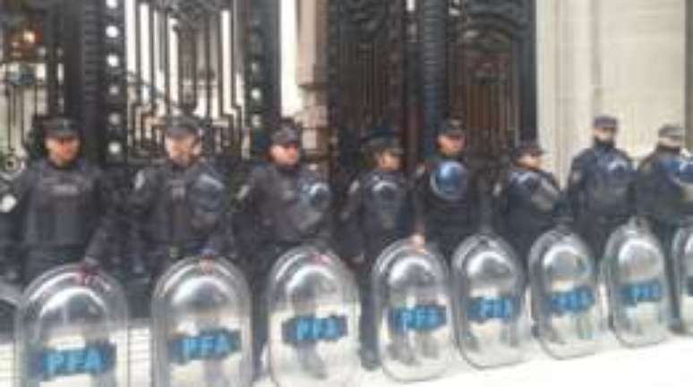 Policiais reforçaram a segurança do prédio durante a visita de Serra