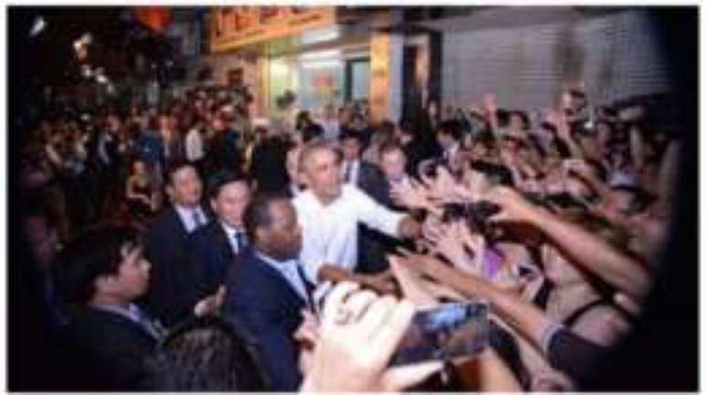 A multidão tentou fazer fotos do presidente americano do lado de fora do restaurante