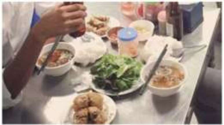 Muitos ficaram impressionados com a simetria com que os pratos foram colocados na mesa