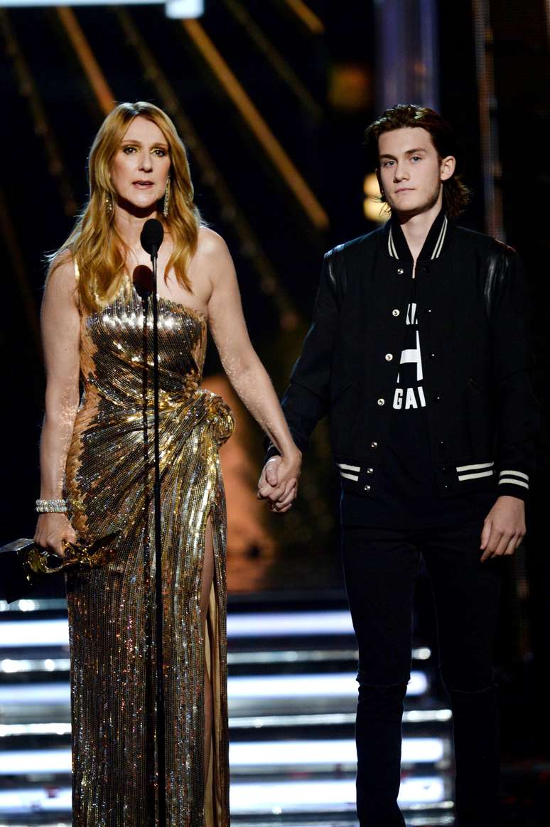 Celine Dion discursa ao lado do filho no Billboard Music Awards