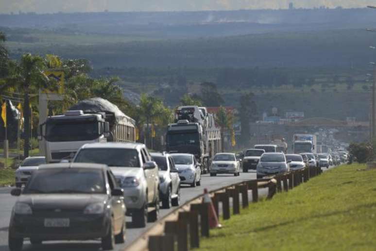 O condutor que não mantiver o farol baixo ligado em rodovias estará sujeito a uma multa de R$ 85,13 