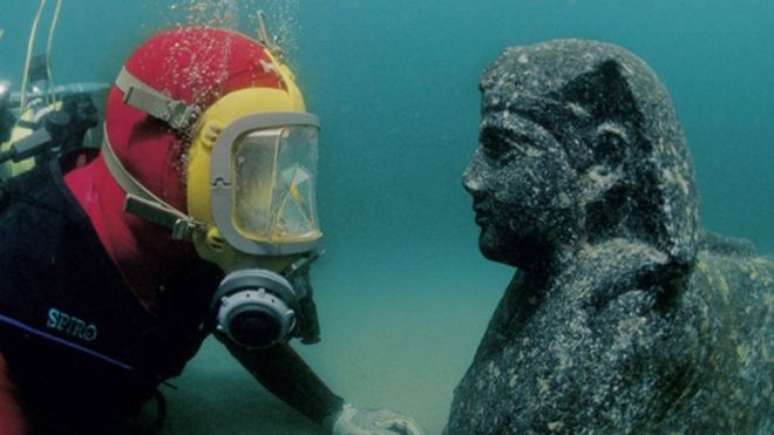 Sob as águas do Mediterrâneo, as cidades de Thonis-Heracleion e Canopus jazem na foz do rio Nilo. Sua existência foi descoberta entre 1997 e 2000. O nome de Thonis-Heracleion veio do herói grego Heracles, e o local foi um dos centros comerciais mais importantes do Egito. Já Canopus se destacou como um local de culto de deuses egípcios.