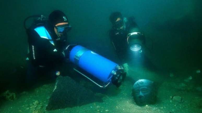 O estudo dos locais est&aacute; aprofundando o conhecimento sobre as profundas conex&otilde;es entre as civiliza&ccedil;&otilde;es antigas da Gr&eacute;cia e do Egito. Neste registro, o operador da c&acirc;mera subaqu&aacute;tica Roland Savoye captou a descoberta de uma escultura em Canopus.