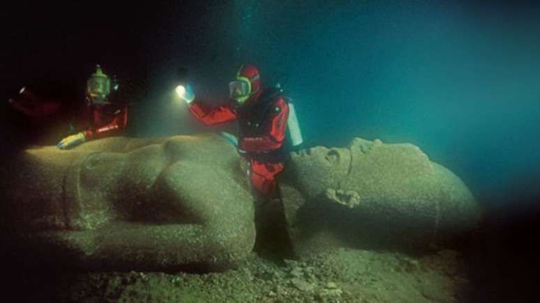 Esta est&aacute;tua colossal de um fara&oacute; tamb&eacute;m apareceu sob as &aacute;guas do mar. Ao longo dos &uacute;ltimos 20 anos, uma equipe de arque&oacute;logos marinhos conduzida por Franck Goddio explorou as terras submersas na costa mediterr&acirc;nea da Ba&iacute;a de Aboukir, localizada entre os famosos portos de Alexandria e Rosetta.