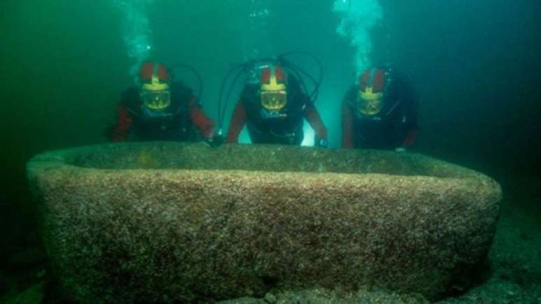 Os arque&oacute;logos encontraram todos os tipos de objetos sob as &aacute;guas. Na imagem, um tanque de jardim de granito rosado que pertence ao per&iacute;odo ptolemaico, da dinastia fundada por Ptolomeu I S&oacute;ter, general de Alexandre, O Grande.